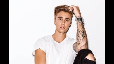 بالصور .. جاستن بيبر يحذف صورة حميمية له مع سيلينا بعد نشرها بدقائق