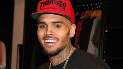 والد كريس بروان يعارض إعادة لم شمل ريهانا وكريس