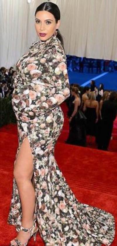 كيم كارداشيان تغطي قوامها بالورد.. وتعري ساقها على طريقة أنجلينا جولي
