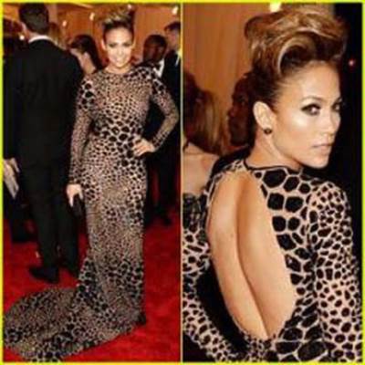 جينيفر لوبيز تجرّد النمر من جلده لترتديه بإثارة في MET BALL