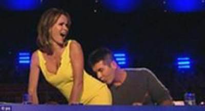 سيمون كاول يقبّل مؤخرة أماندا هولدن على الهواء