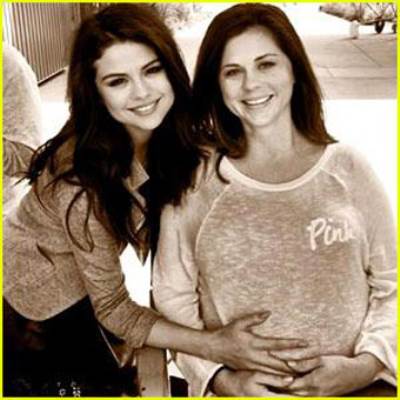 سيلينا جوميز تؤكد خبر حمل والدتها