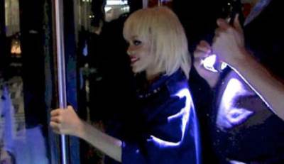 ريهانا تتحول إلى إمرأة شقراء.. وحارسها يحاول أن يخبئها