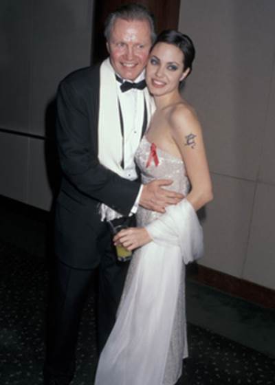 كيف عرف والد أنجلينا جولي بإصابة إبنته بالسرطان؟