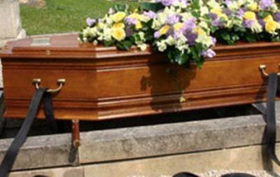 رجل ميت يصحو خلال جنازته ويقول : "أشعر بأنني بخير الآن"