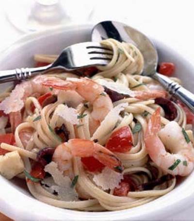 طريقة عمل المكرونة مع المأكولات البحرية