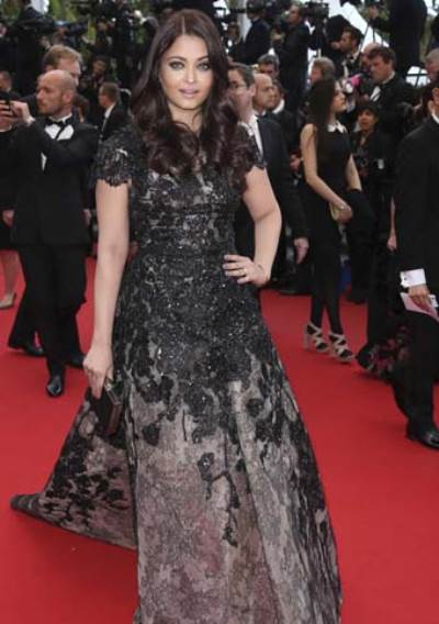  إيشواريا راي تعود لمهرجان كان بفستان خلاب من تصميم إيلي صعب