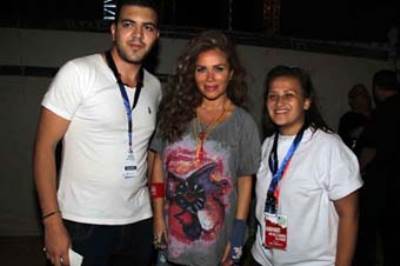 بالصور ..  نيكول تخفي حملها بالجينز