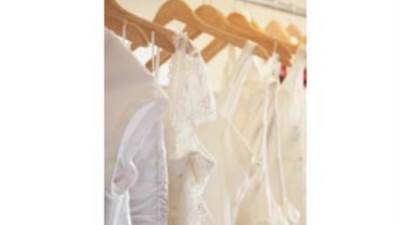 عروسة تنفق 20 ألف جنيه إسترليني علي 18 فستان زفاف