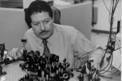  أحمد زويل مصاب بمرض سرطان النخاع