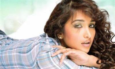 العثور على الممثلة الهندية جيا خان ميتة داخل شقتها بمومباى