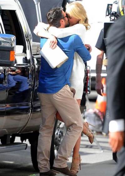 قبلة حميمة تجمع كاميرون دياز بحبيب ليدي جاجا 