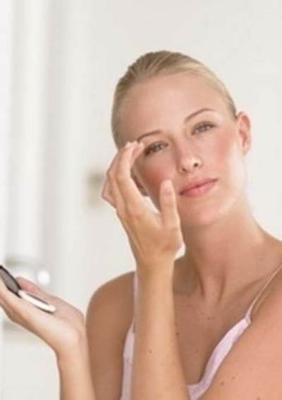 بالصور .. أسوأ العادات الضارة لجمالك والعناية ببشرتك