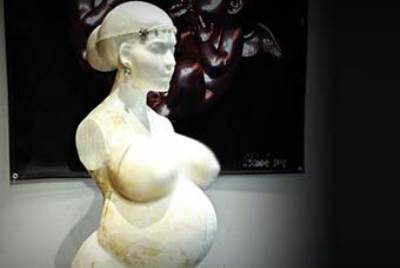 عرض تمثال كيم كارديشيان العاري في لوس أنجلوس