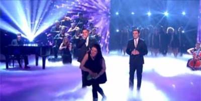 بالفيديو .. إمرأة ترشق سايمون كويل بالبيض أثناء برنامج Britain's Got Talent