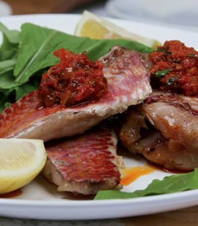 السمك المشوي مع صلصة البندورة والليمون