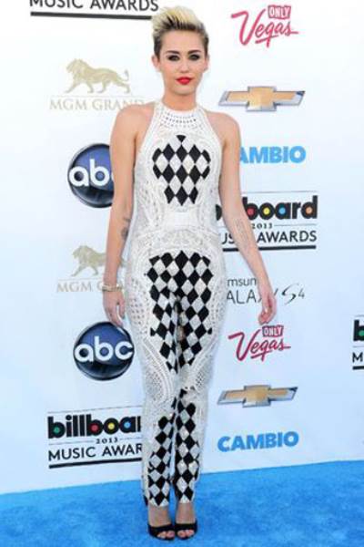 ما هي طبيعة العلاقة بين مايلي سايروس وجاستين بيبر؟