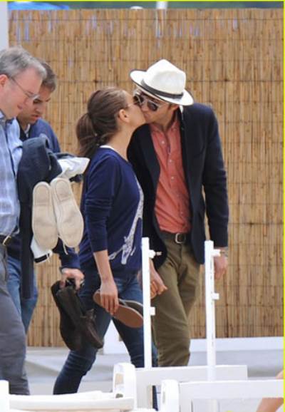 بعد قبلاتها لأشتون كوتشر .. ميلا كونيس تتنقّل تحت المطر في لندن