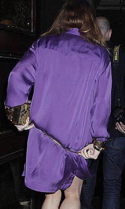 المصممة ستيلا ماكارتني كادت تكشف عن مؤخرتها بفستانها القصير