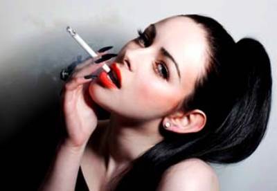 الفتاة المدخنة .. غضب أسري .. نفور مجتمعي وعزوف عن الزواج