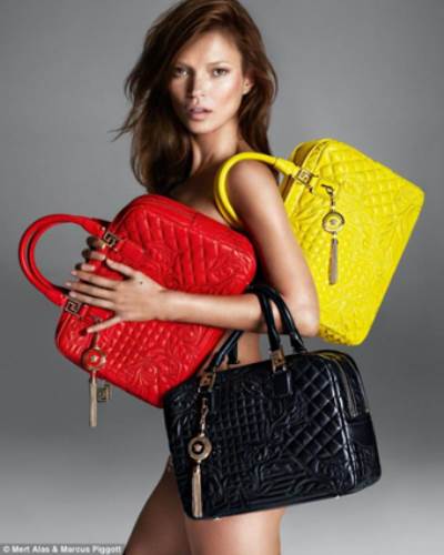 كيت موس تتعرى في حملة فيرساتشي الإعلانية الجديدة