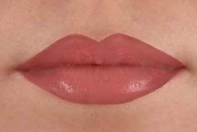 إمرأة تلصق شفتيها ببعضها بالصمغ عن طريق الخطأ