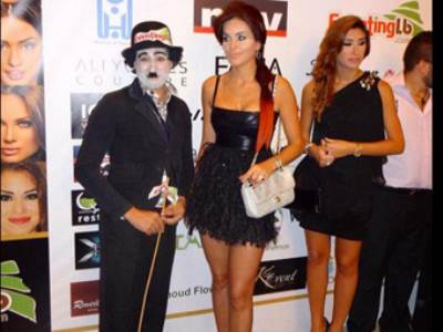 دومينيك حوراني تصدم محبيها بفستان قصير جداً وشعر أحمر