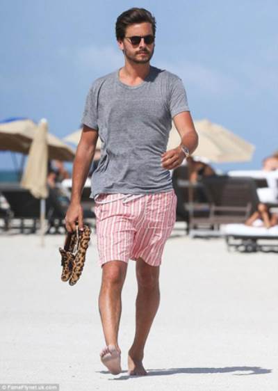 سكوت ديسيك يلفت الأنظار بحذاء غريب على الشاطئ