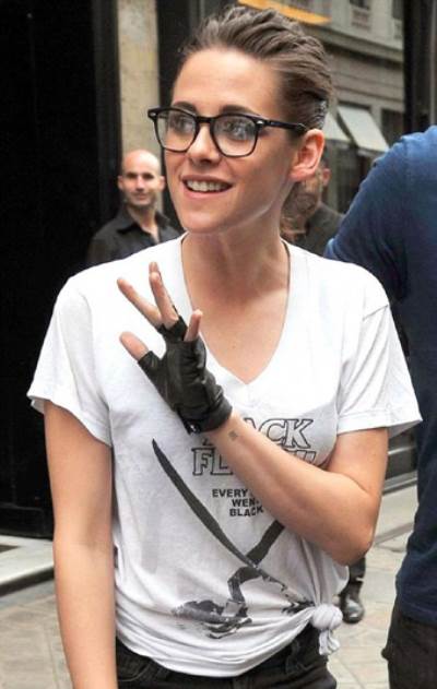 كريستين ستيوارت تظهر وشمها السرّي في باريس