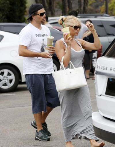 باميلا أندرسون تواعد زوجها السابق