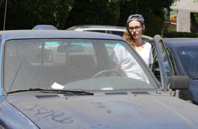 كريستين ستيوارت تكتب على سيارتها أنها تحب ....؟