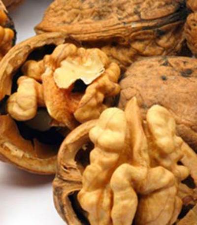 إخصائي جهاز هضمي : اللوز وعين الجمل ضروري لمرضى القولون