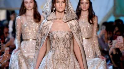  الـ «هوت كوتير» .. صناعة قد يستنفد الفستان الواحد فيها أكثر من 700 ساعة عملا