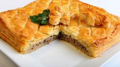 بالفيديو .. طريقة عمل جلاش باللحمة والبطاطس