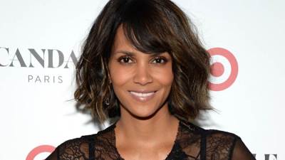 هالي بيري اختارت فستان زفافها من مجموعة جيني باكهام