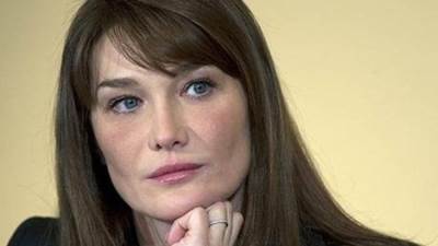 زوجة الرئيس الفرنسي السابق نيكولا ساركوزي تغازل الأضواء من جديد