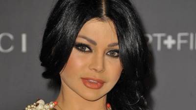 هيفا وهبي تبهر محبيها بإطلالة كلاسيكية راقية