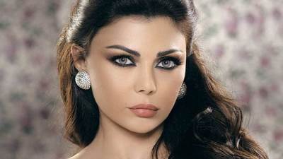 هيفا وهبي من دون ماكياج .. الأنوثة والجمال نفسه