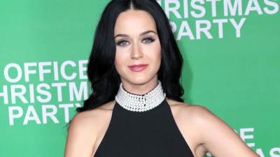 كاتي بيري "تستشرس" بإطلالة النمر .. والأسنان الذهبية