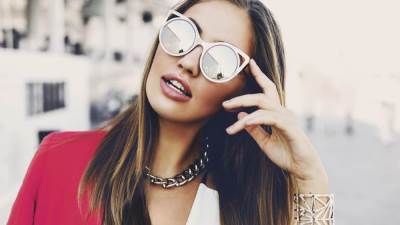 تعلمي معنا .. إتكيت النظارات الشمسية