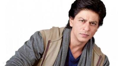 شاروخان يحث الرجال علي إحترام الفتيات والنساء في منازلهم