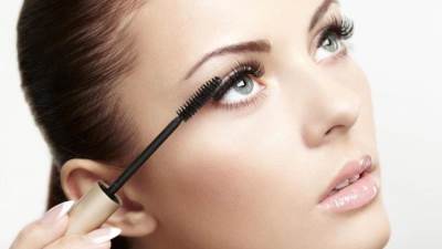 طرق العناية بالرموش وزيادة كثافتها