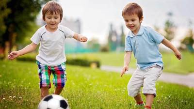 دليل الأنشطة الرياضية المناسبة للأطفال في جميع الأعمار