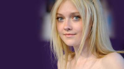 داكوتا فانينج تواعد رجلا أكبر منها في العمر بأكثر من 10 أعوام