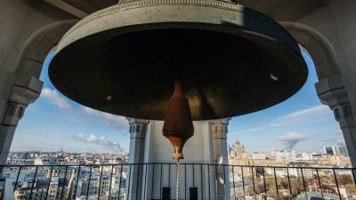  رجل يلوم أجراس الكنيسة والسبب ...؟