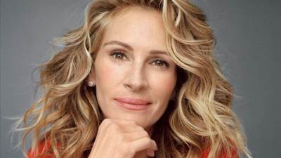 جوليا روبرتس تشع انوثة على السجادة الحمراء