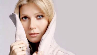 جوينيث بالترو تتفادي بأعجوبة الإصدام بحافلة مدرسية أثناء ركوبها للفيسبا