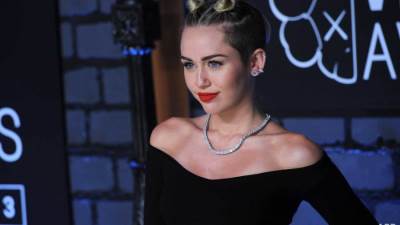  والد مايلي سايروس يدافع عن ظهورها عارية تماما في أغنيتها الجديدة