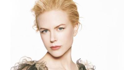 نيكول كيدمان تسقط علي الأرض بعد إصطدام أحد المصورين بها