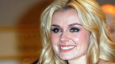 كاثرين جينكينز تهدد الرجل الذي إلتقط لها صورا في فندقها